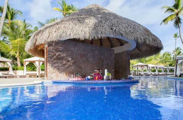 Hotel Todo Incluido Majestic Colonial Punta Cana bar piscina